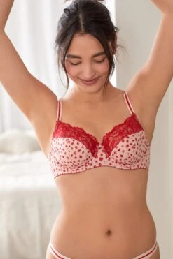 Rot Mit Herzen - Savannah Miller X Next Balconnet-BH Mit Spitze 7 Rot Mit Herzen - Savannah Miller X Next Balconnet-BH Mit Spitze -Next Geschäft A40953s3