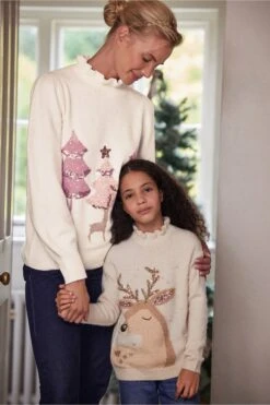 Ecruweiß/Rehmotiv - Next Weihnachtspullover Mit Rüschenausschnitt, Familienkollektion -Next Geschäft A98732s4