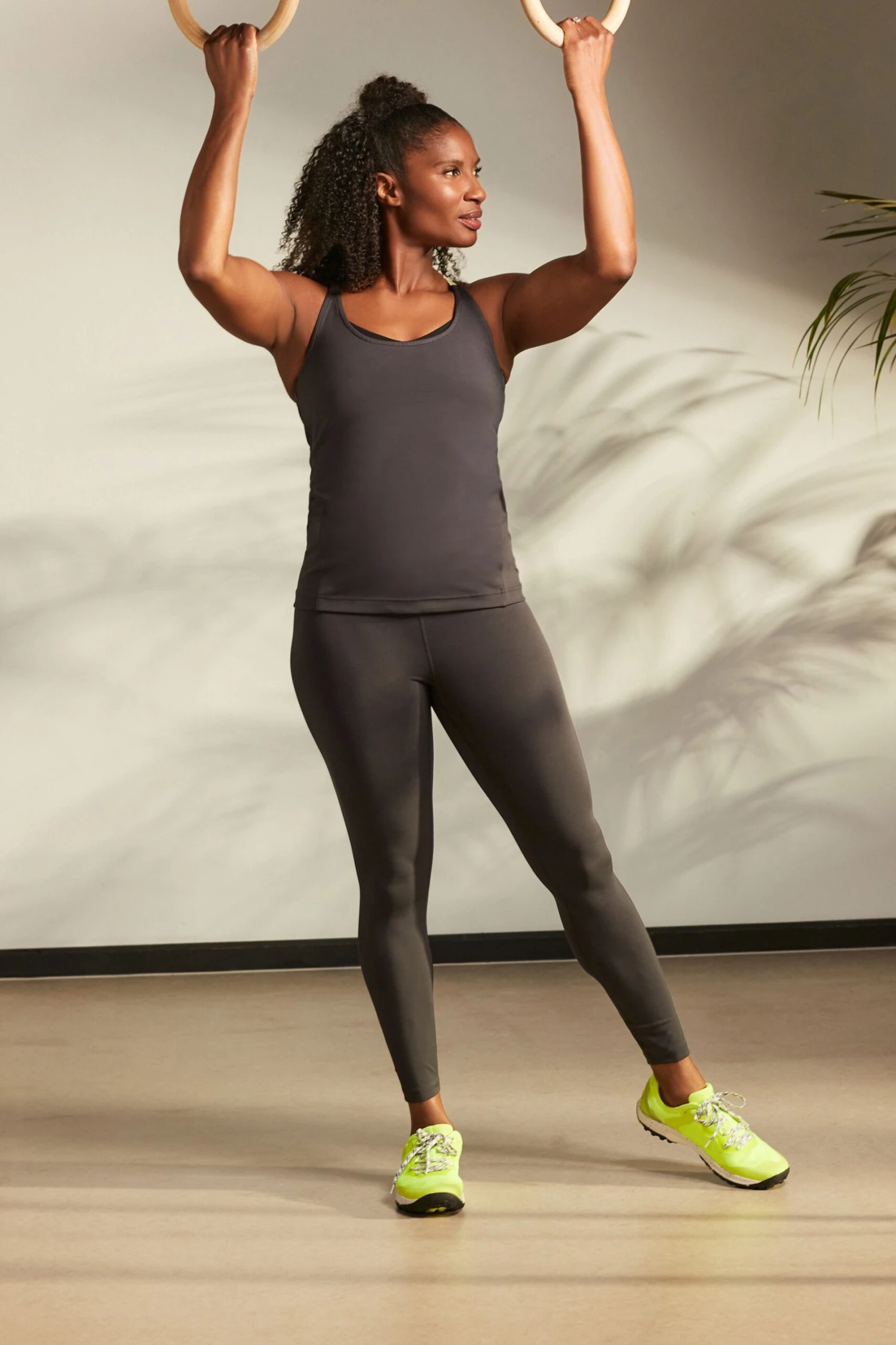 Schiefergrau - Next Active Figurbetontes Sport-Trägertop Mit überkreuzter Rückseite 2 Schiefergrau - Next Active Figurbetontes Sport-Trägertop Mit überkreuzter Rückseite – Bild 2