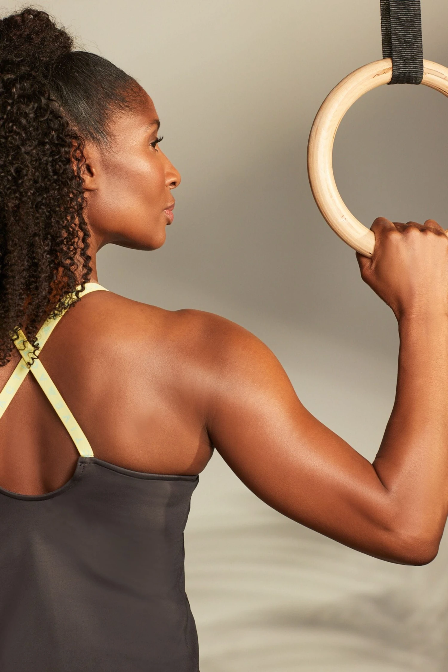 Schiefergrau - Next Active Figurbetontes Sport-Trägertop Mit überkreuzter Rückseite 3 Schiefergrau - Next Active Figurbetontes Sport-Trägertop Mit überkreuzter Rückseite – Bild 3