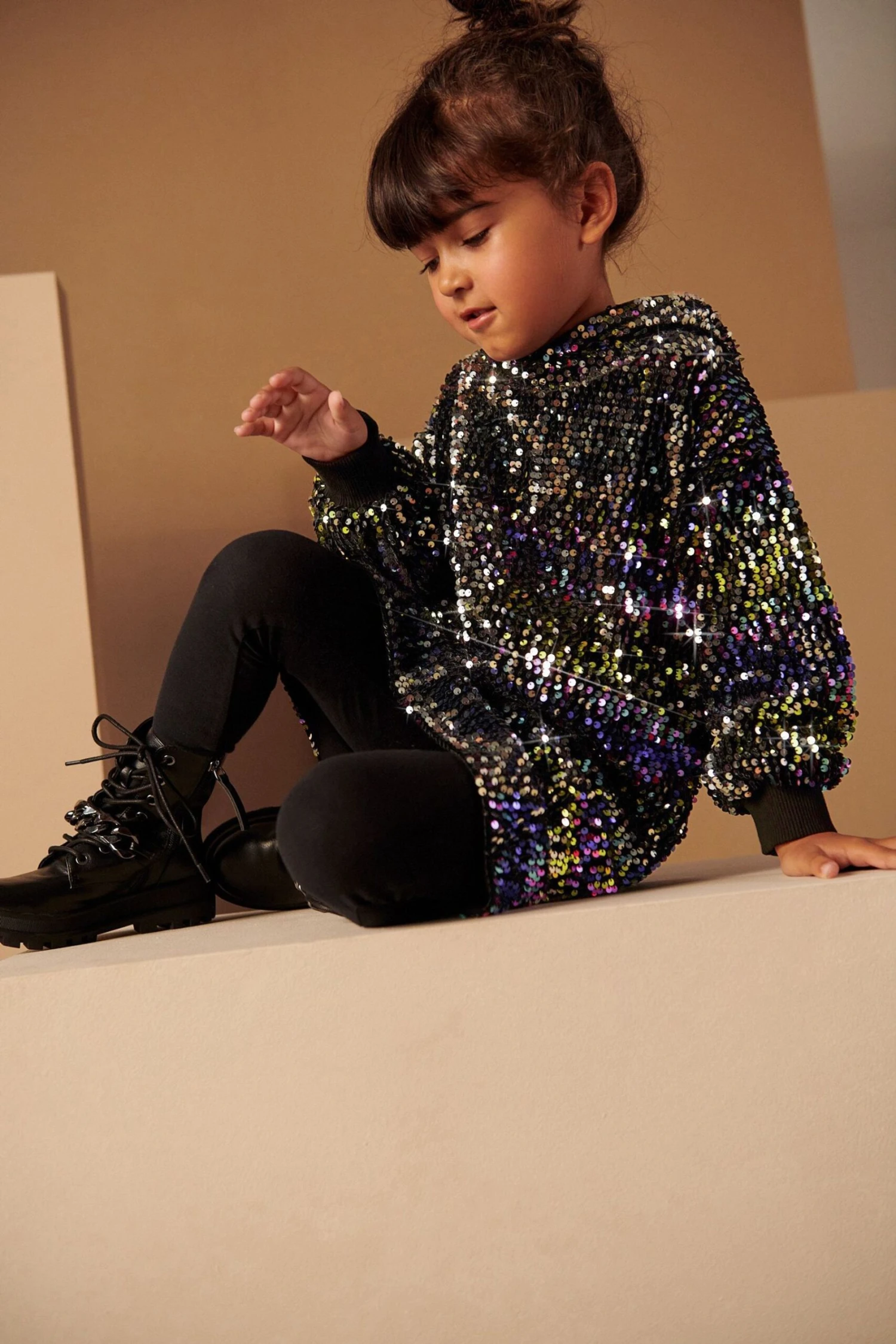 Schwarz/Regenbogen, Mehrfarbig - Next Set Mit Kapuzensweatshirt Mit Pailletten Und Leggings (3-16yrs) 1 Schwarz/Regenbogen, Mehrfarbig - Next Set Mit Kapuzensweatshirt Mit Pailletten Und Leggings (3-16yrs)