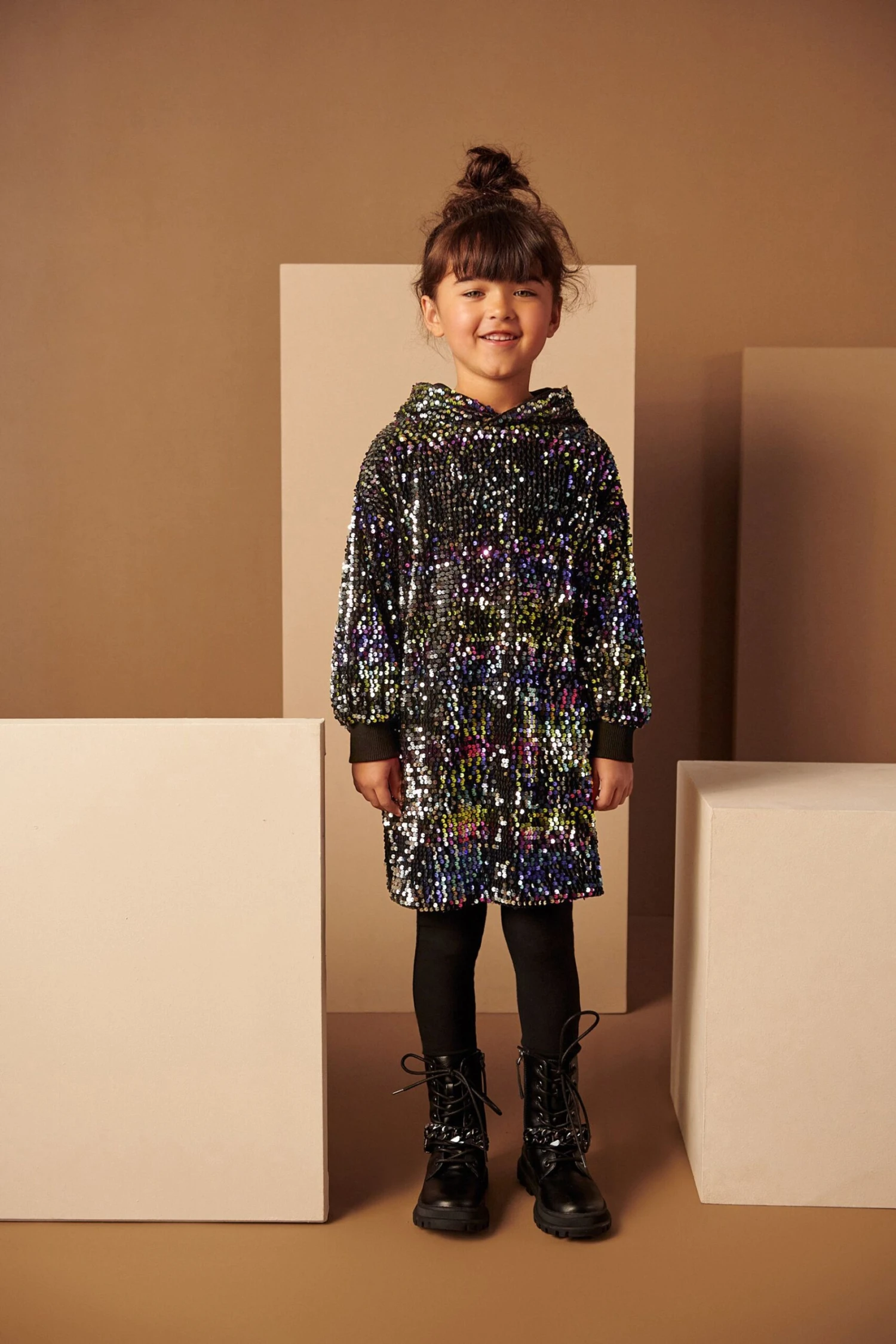 Schwarz/Regenbogen, Mehrfarbig - Next Set Mit Kapuzensweatshirt Mit Pailletten Und Leggings (3-16yrs) 2 Schwarz/Regenbogen, Mehrfarbig - Next Set Mit Kapuzensweatshirt Mit Pailletten Und Leggings (3-16yrs) – Bild 2