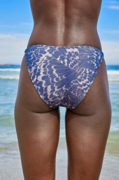 Marineblau Mit Schmetterlingen - Savannah X Next Tanga-Bikinihose -Next Geschäft M74752s4