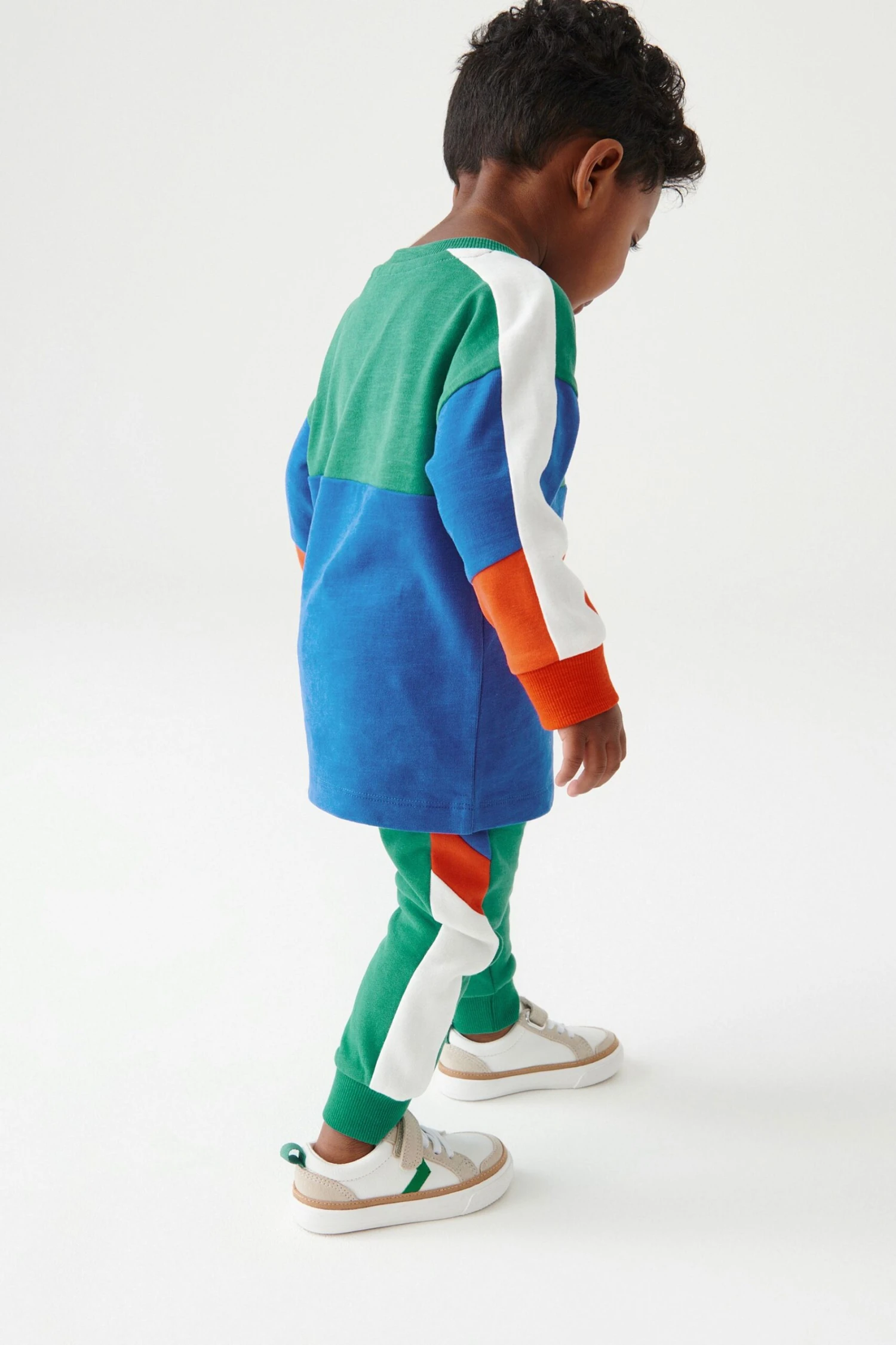 Next Set Mit Gemütlichem Langarmshirt In Blockfarben Und Jogginghose (3 Monate Bis 7 Jahre) 2 Next Set Mit Gemütlichem Langarmshirt In Blockfarben Und Jogginghose (3 Monate Bis 7 Jahre) – Bild 2