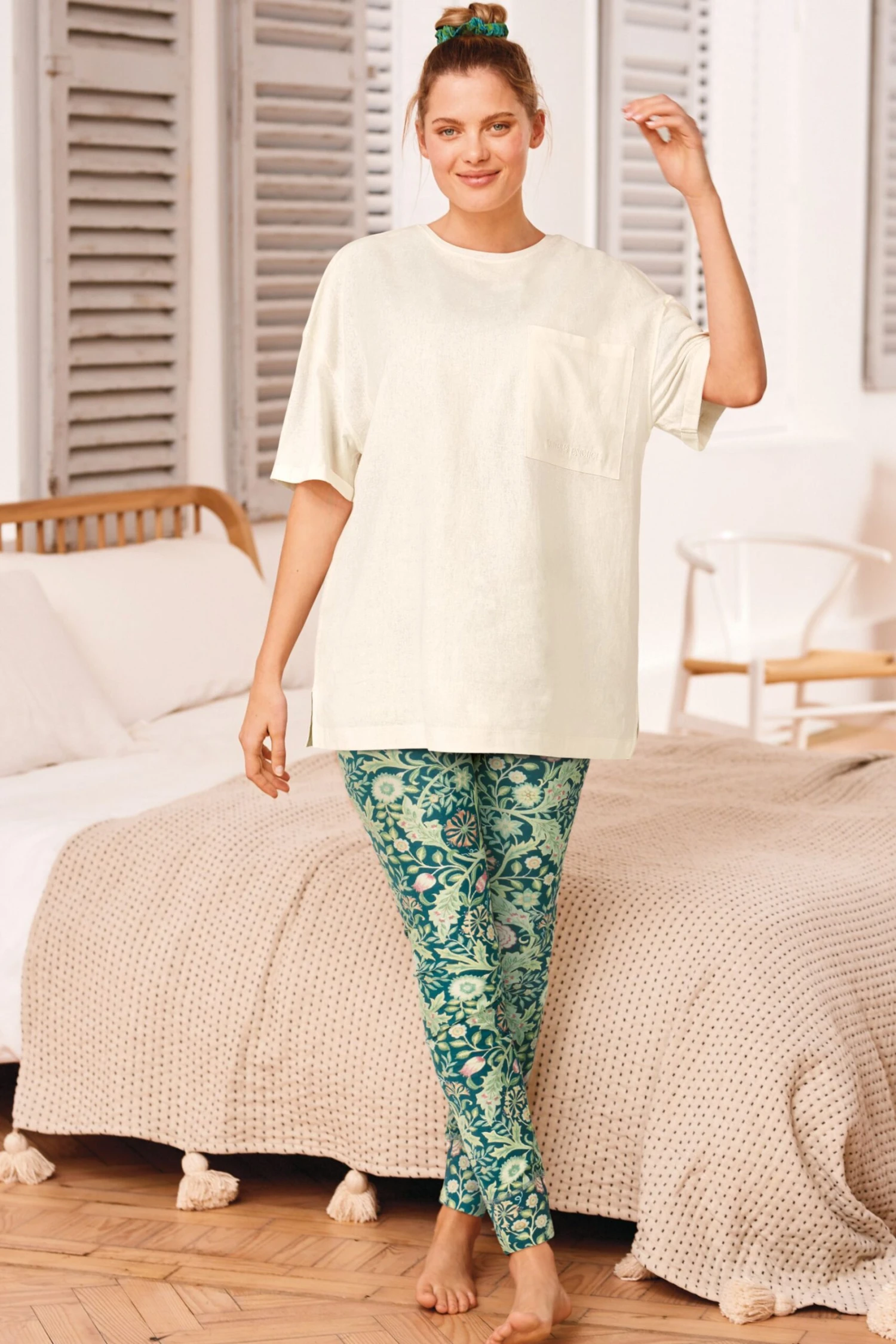 Grünes Blumenmuster - Morris & Co. At Next Pyjama-Set Mit T-Shirt Und Leggings 2 Grünes Blumenmuster - Morris & Co. At Next Pyjama-Set Mit T-Shirt Und Leggings – Bild 2