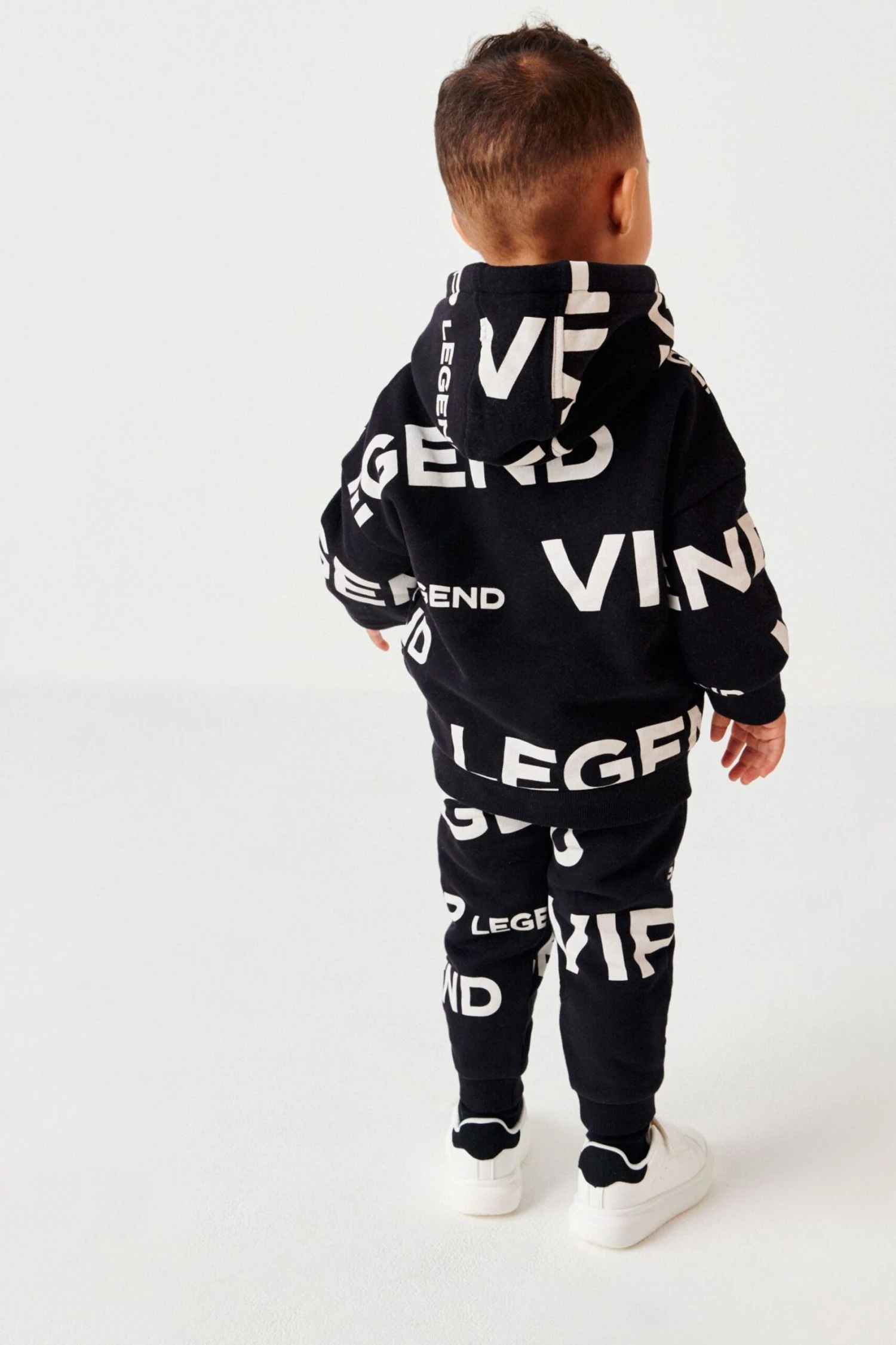 Next Set Mit Bedrucktem Kapuzensweatshirt Und Jogginghose (3 Monate Bis 7 Jahre) 2 Next Set Mit Bedrucktem Kapuzensweatshirt Und Jogginghose (3 Monate Bis 7 Jahre) – Bild 2