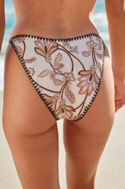 Cremefarben Paisley - Next X Savannah Miller Tankga-Bikinihose -Next Geschäft U00 521s3