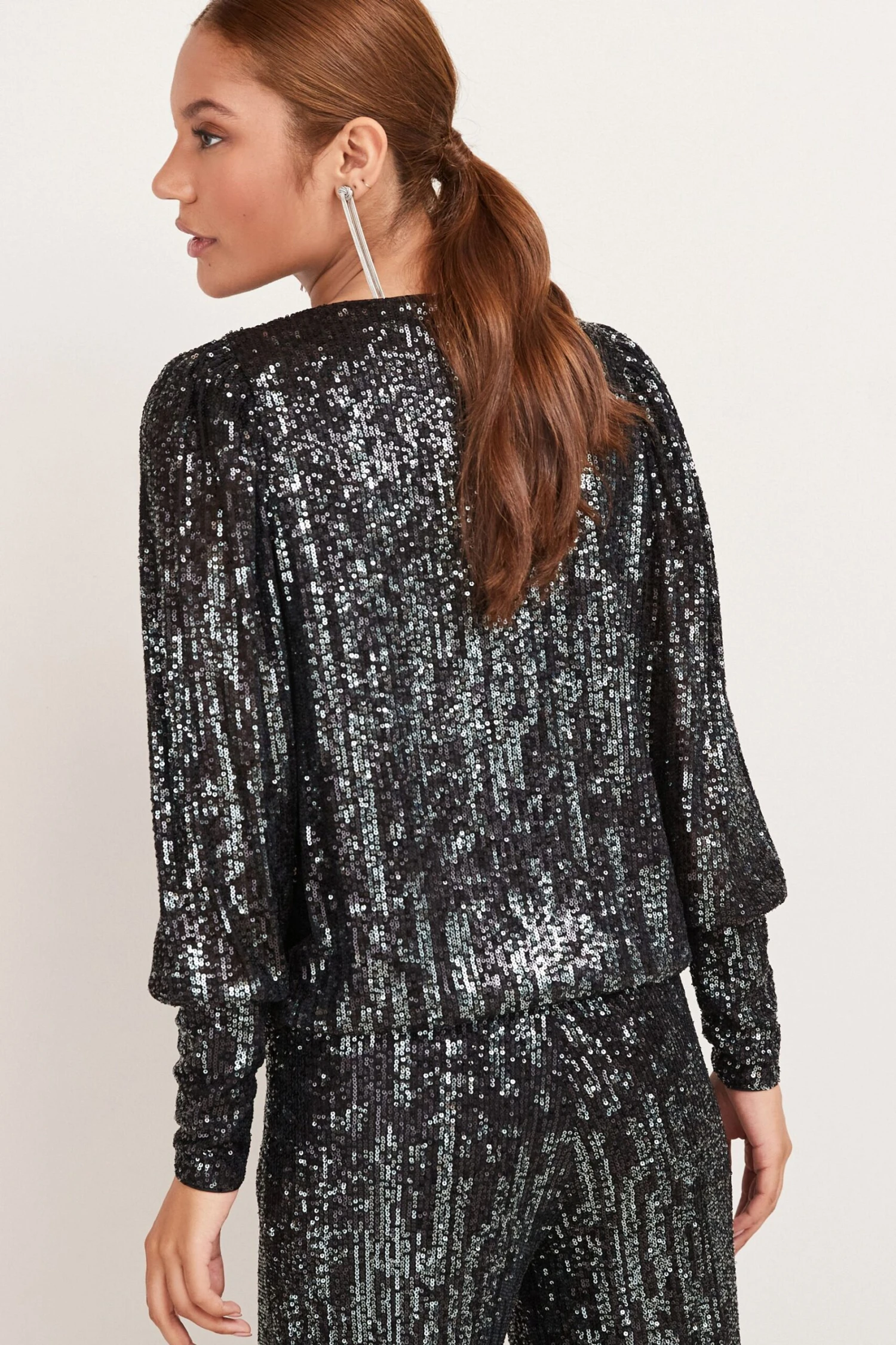 Next Langärmelige Pailletten-Partybluse Mit Wickeldesign Und V-Ausschnitt 2 Next Langärmelige Pailletten-Partybluse Mit Wickeldesign Und V-Ausschnitt – Bild 2